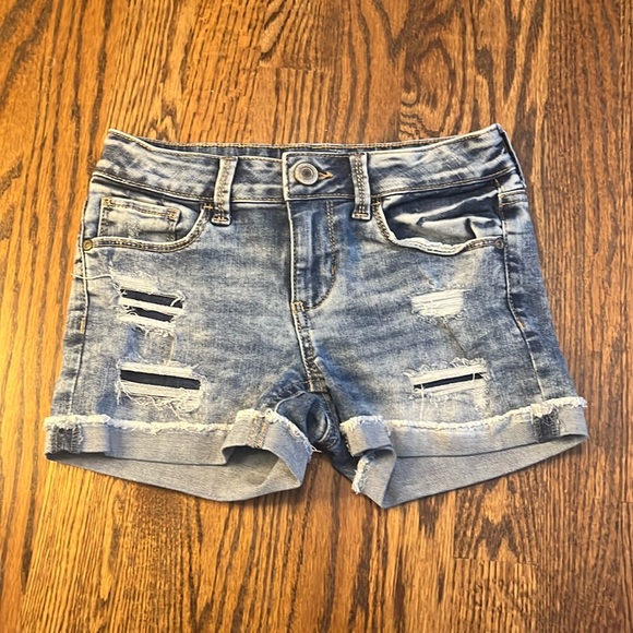 🌊LIKE NEW CUFFED JEAN SHORTS!🌊 - Picture 1 of 2